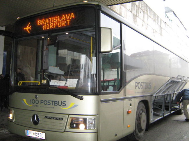 ビエナ空港から直行<br />運良くすぐ発車する空港バスがあり<br />ブラチスラバまで9ユーロ<br />所要時間　50分位