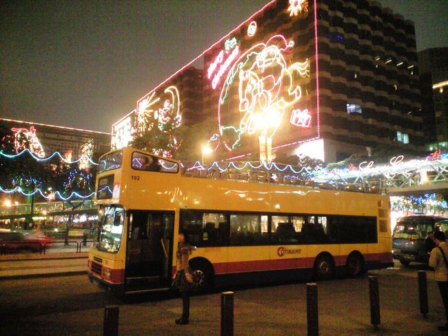 旅行３日目、朝マカオから香港に到着。<br /><br />香港のホテルから既に出発している人達と赤柱（スタンレー）で合流しツアーに入っていた市内観光に。<br /><br />淺水灣（レパルスベイ）に行った後、飲茶の昼食。<br /><br />午後から黄大仙廟に行った後、宝石・シルク・漢方薬の３つの土産物店に連れて行かれ、２時間以上の無駄な時間を過ごし、やっとホテル日航香港の前にあるＤＦＳで解放されたのが3:30頃でした。<br /><br />香港に来たら食べようと思っていたマンゴープリンを求め許留山へ。美味しくて大変満足しました。<br /><br />尖沙咀周辺を散策し、夕食はツアーに組み込まれていた中華料理。<br />その後、ヴィクトリアピークから夜景を見るコースになっていましたが、添乗員の人に曇っていて登っても何も見えないかもと言われキャンセル。<br /><br />急遽、オープントップバスツアーを申し込みました。このツアー、香港らしさが満喫できとても楽しめました。<br /><br />ツアーが終わりホテルに着いたのは夜10時前になりました。<br />