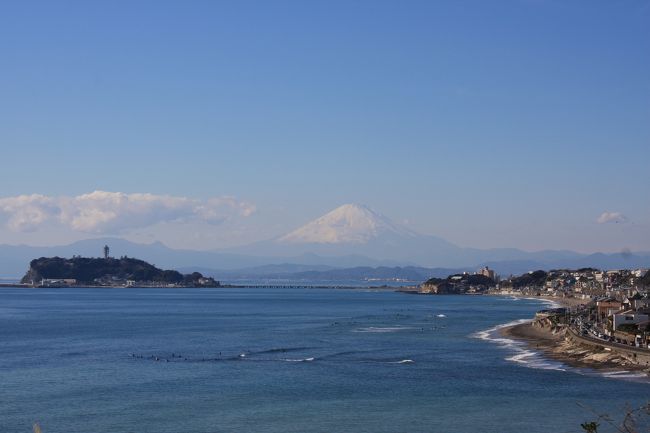 新年明けましておめでとうございます。<br />お陰さまで穏やかなお正月を迎えることが出来ました。<br /><br />箱根駅伝のテレビを見ていたら、富士山が良く見えていたので、急いで、江ノ島から稲村ヶ崎へ出掛けました。<br /><br />湘南の海も穏やかで、富士山も望める絶好の散歩日和でしたので、稲村ヶ崎から江ノ島まで海岸線を歩きました。<br />今年一年がこの日の海のように穏やかで清々しいといいですね。<br />今年も宜しくお願いいたします。