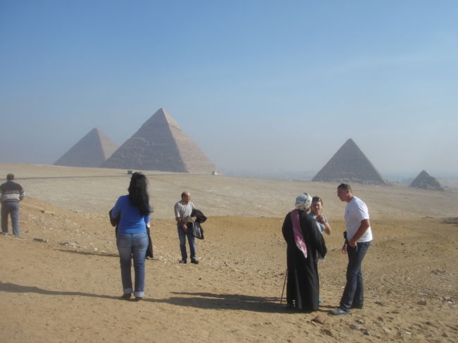 ギザのピラミッドは、エジプト旅行のハイライトのひとつです。<br /><br />ギザには、クフ王、カフラー王、メンカウラー王の３大ピラミッドがあります。<br /><br />今回の見学コースは、クフ王のピラミッド（入場）〜太陽の船博物館〜<br />カフラー王のピラミッド〜パノラマ・ポイント〜スフィンクスですが、<br />巨大な石造り建築の圧倒的なボリュームには、ただただ息を呑むばかりです。<br /><br />ピラミッドが私たちの目の前に、ピラミッドらしい姿で立ち現れてくるまでに、<br />さまざまな試行錯誤をくぐりぬけてきているようですが、<br />ギザのピラミッドこそが、「ピラミッドらしい」ピラミッドなのです。