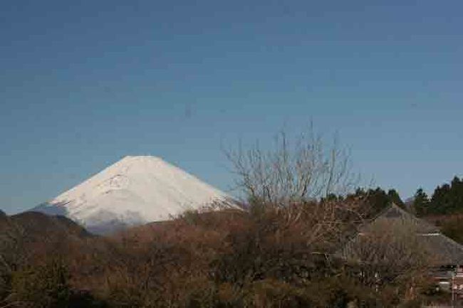 東京箱根駅伝を見た後、そのまま帰るのもつまらないので箱根神社で初詣。そして、富士山を撮りながら帰ろうと私のショボイPCが反応しました。<br />