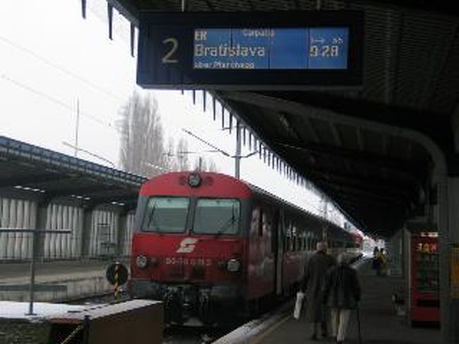 ウィーンから日帰りでブラチスラバまで行きました。<br />電車で1時間半くらいです。