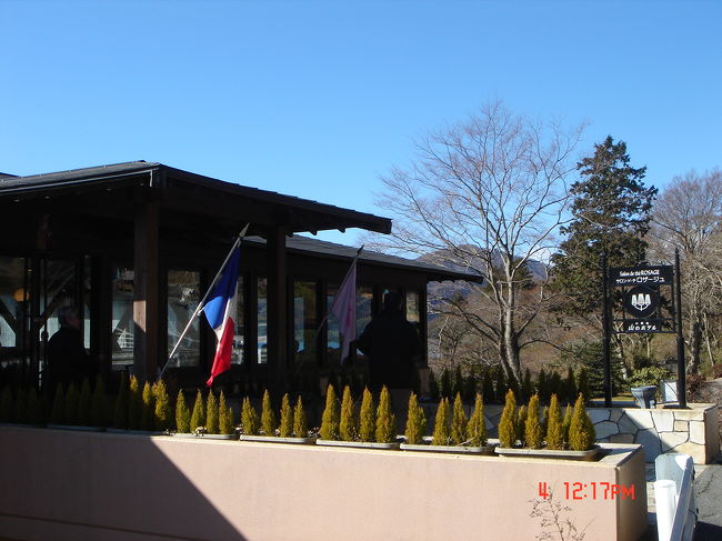 お正月３、４日箱根に出かけて箱根神社お参り後、小田急山のホテル湖畔にある「サロン・ド・テ ロザージュ」で紅茶とデザートで箱根を癒す。