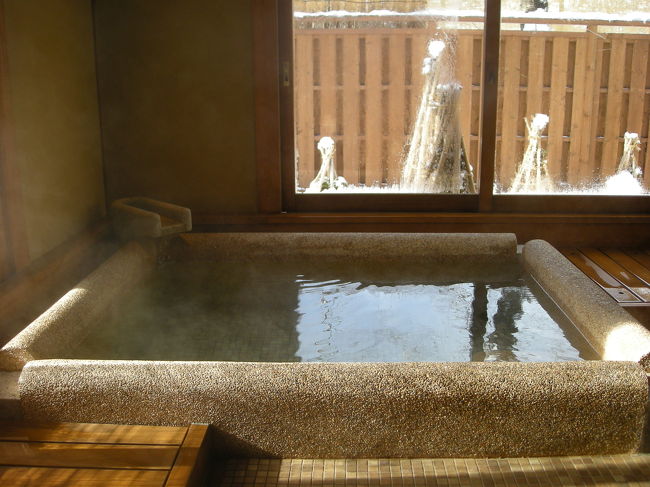 今年の正月は群馬の水上温泉<br /><br />宿泊:別邸やえ野<br />客室:はなもも<br /><br />2部屋のみの客室露天風呂付のお宿<br />冬の旅館は寒いのが欠点ですが、ここは寝室と玄関以外は<br />全て床暖房完備だったのがポイントアップ♪<br />お食事は懐石料理をお部屋で、群馬だしあまり期待していなかっ<br />けれどどれも美味しく頂けました。ちなみに朝食はお正月バージョンでおせち等がでました。<br />オープンしてまだ1年たらずでスタッフの方も微妙にぎこちなさ<br />が残っていましたがお勧めできるお宿だと思います。<br /><br />【お宿の評価・・★★★★☆】<br />