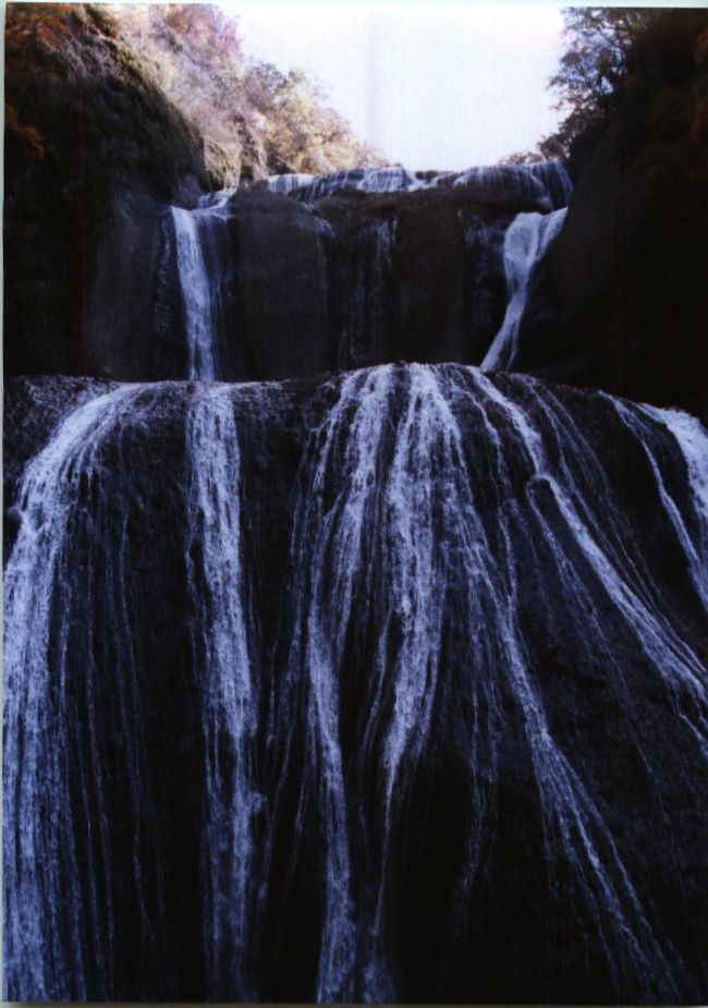 １１０冊目はフォートラベルに敬意を表してその聖地と言うべき場所にします。なぜって世界三大瀑布を見終わった後は、日本三大瀑布を全ていきました。世界と日本比較は出来ませんね。スケールと形が違いますから。さて袋田の滝は別名「四度の滝」といいます。それぞれの季節に味わいがあるので、4度訪れたいと言うことですが、4度の旅こそ「フォートラベル」ということで、名前にちなむ聖地ですね。