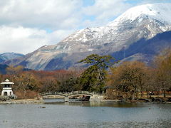 三島池と伊吹山