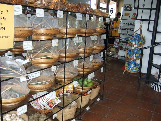 バリ島暮らしの楽しみの一つにショピングがあります。<br /><br />バリ島の経済水準からすれば高価ですがエコーライフのお店を訪ね食材を購入しています。<br /><br />バリ島の市街地から少し離れたチャングと言う所に外国人滞在者向けのお洒落なお店があります。<br /><br />天然酵母のパン、ケーキ、蜂蜜、生野菜、化粧品などが販売されています。<br /><br />表示されている料金そのものは通常の日本とほとんど変わりません。しかし質は数倍、良いかも知れません。<br /><br /><br />きっと日本で買えばこの質だとけっこう高いかなー。<br /><br />パンですが１００００ルピア（１３０円）<br />１３０円だせば日本でもパンは買えます。<br /><br />しかし、日本の１３０円のパンの味とは比べ物にならないくらい美味しいパンです。<br /><br />バリ島の１３０円の価値は日本では５倍にはなります。<br /><br />私が息子から小言を貰うのはいつも１００００ルピアを日本円で判断する癖が抜けないからです。<br /><br />やはり長期滞在の旅行者です。<br /><br />でも、楽しいです。<br /><br />