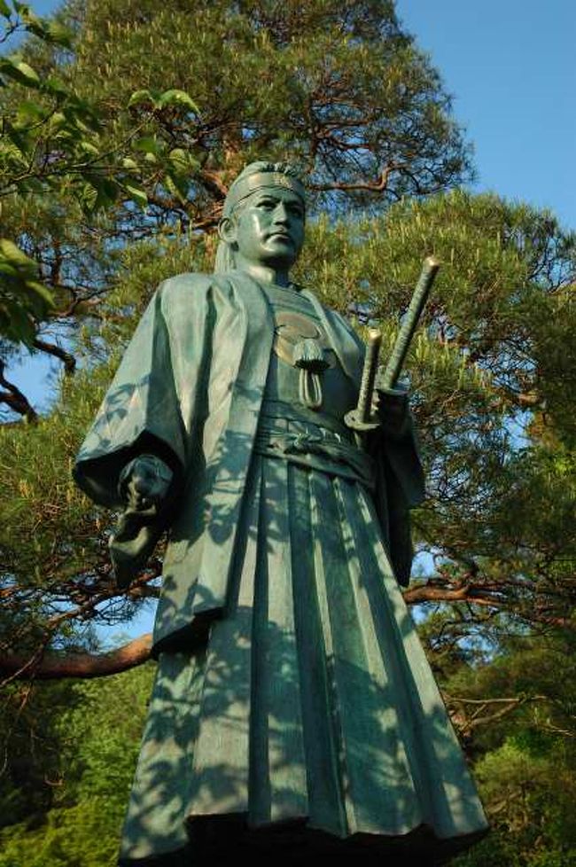 この日は新島に出張。前日日曜日に実家に宿泊し月曜の早朝調布飛行場へ。多摩モノレールで高幡不動で京王線に乗り換え。早めの出発だったので高幡不動で高幡不動尊へ立ち寄り。郷土の英雄、土方歳三先生を参拝。郷土で健康と幸せ?を祈願。心もすっきり一路新島へ。早朝の高幡不動をUPしました。