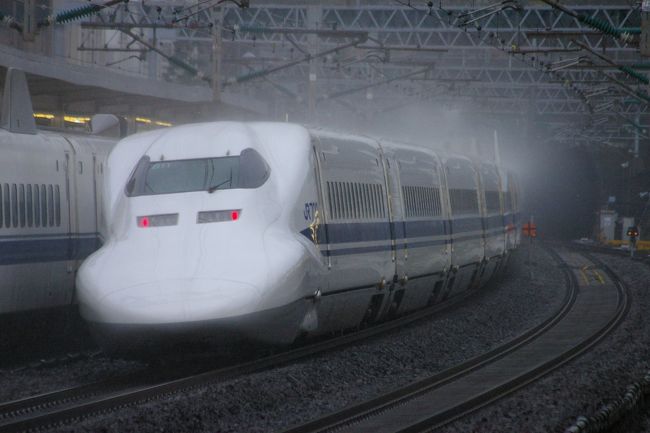 この3連休、雪山へ滑りに行くつもりでしたが、<br />天気予報を 見ていると どうも雨、もしくは雨に近い雪の<br />ような 感じで いまいち雪山へのテンションがあがらず、<br />何をしようかなっと 考えていたところ、そうだ 新幹線の<br />写真でも撮りにいこうと ふと思い、熱海駅、小田原駅で<br />それぞれ ちょこっと 撮影をしてきました。<br /><br />以前、雑誌や 友人から 聞いた 雨の日の新幹線も<br />雨が舞い上がって なかなか良い写真が撮れると<br />見たり、聞いたりしたものですから その友人に声を<br />かけて 小田原駅へと 向かいました。<br />