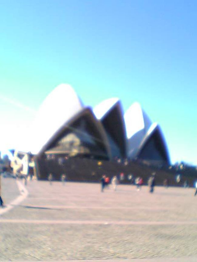 オーストラリア最大の都市だけあって都会でした☆<br />少し離れたところにブルーマウンテンがあり空がとても綺麗でした。<br /><br />ケアンズで２泊、シドニー２泊の旅でした。（機内泊含まず）