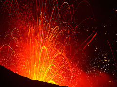 世界で一番火口に近づくことが出来る迫力のヤスール火山！タンナ島、バヌアツ/（Mt. Yasur / Tanna Island / Vanuatu ）