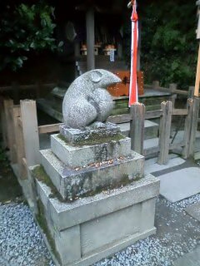 狛ねずみの社のある大豊神社に初詣に行ってきました。大豊神社は、少彦名命、菅原道真公、応神天皇を祀っている神社で、末社として狛猿の鎮座する日吉社、狛鳶の鎮座する愛宕社、狛狐の鎮座する美田稲荷社、そして狛鼠の鎮座する大国社があります。今年の干支であるネズミの社ということでテレビで取り上げられたのがきっかけで、子年生まれ8名+Kids8名で行ってきました。