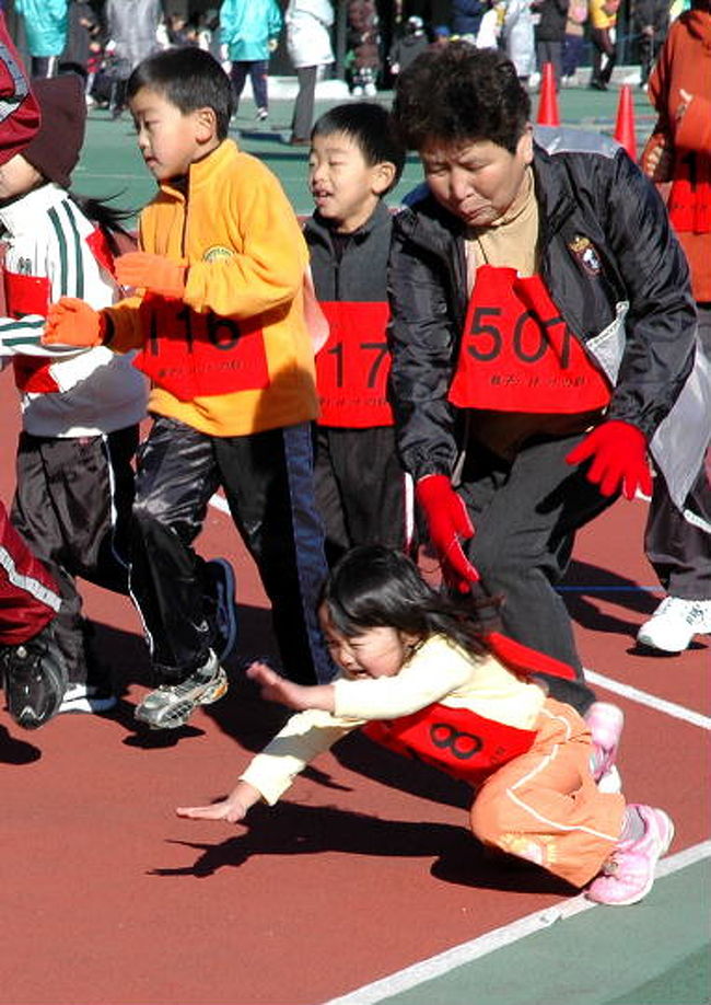 去年はなかったぎふ新春マラソン<br />今年のぎふ新春マラソンを紹介案内しましたが<br />お知らせで...以前のぎふ新春マラソンの照会で<br /><br />おじいちゃんお婆ちゃんと孫との親子ジョギング<br />お婆ちゃんが.私のカメラを意識して<br />（当時.この場所には，誰もカメラマンいないので）<br />孫と接触して.孫か倒れて<br />危うく.お婆ちゃんは孫を踏む...寸前<br />でも，泣いている孫をおじいちゃんとお婆ちゃんと<br />手つないで.最後まで完走したか..定かか否かは..<br />写真を見て確認して下さい。<br />20060108ぎふ新春マラソン