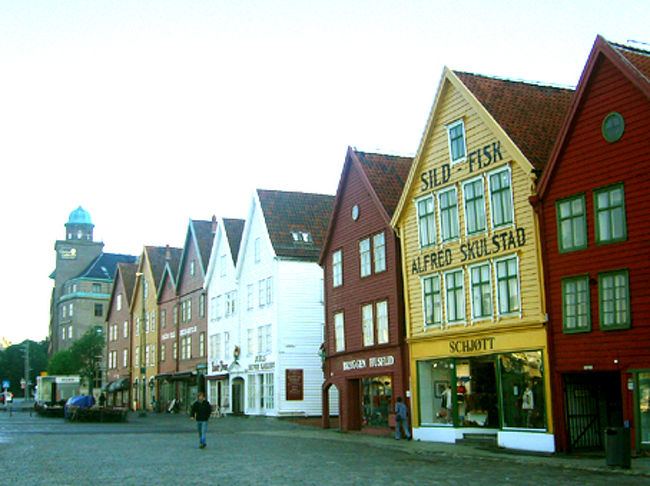 フィヨルド観光を終えてベルゲンへ。<br />少しの時間だったけど、世界遺産のブリッゲン地区を散策、朝市で買い物したりして、とても気に入った町。