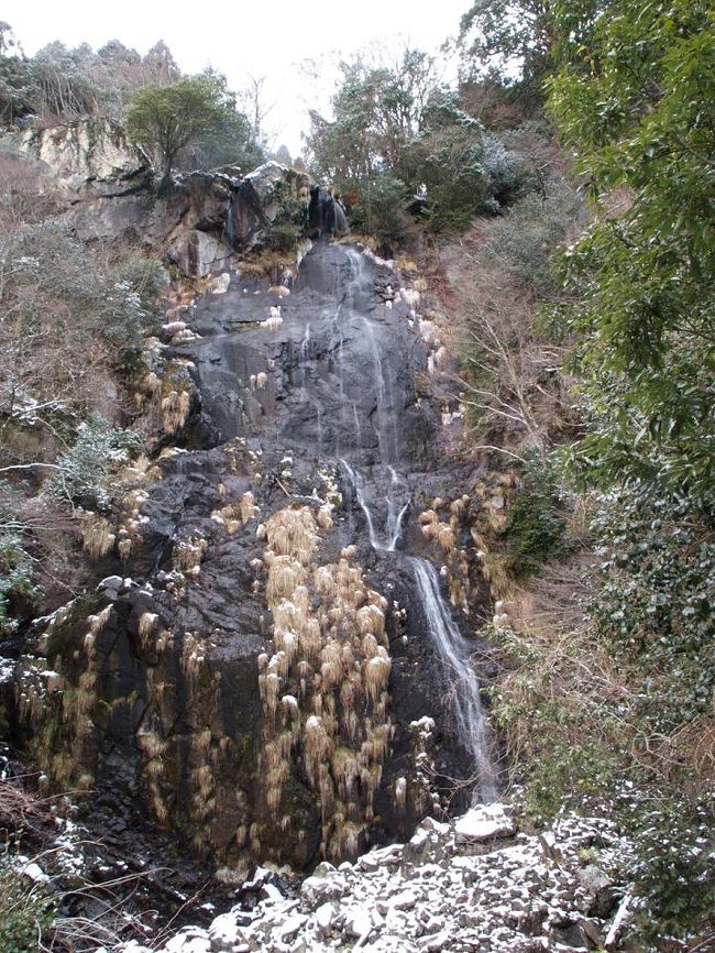 新年滝めぐり第２弾は神河町（旧大河内町）にある足尾の滝です。折からの寒波で凍っているのを少し期待していましたが、ほとんどダメでしたね。今後の冷え込みに期待です。<br /><br />いつもの悪いくせで行き方を詳しく調べなかったため、辿り着くまでにかなり苦労しました。しかし滝自体は水量に難あるものの、立派なものでした。