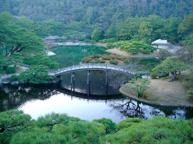 ●高松（栗林公園：日本庭園）<br /><br />http://www.pref.kagawa.jp/ritsurin/<br /><br />こんぴらさんの後に琴平電鉄でやってきたここ栗林公園も時間的には閉門３０分前。<br />実際、正門は閉まってしまいますが、その正門の横にもうひとつ門がありそこは更に３０分位は開いてるからと言う事でしたので焦ってみて回ると言う事はありませんでした。<br /><br />栗林と言いながら松林ばかり・・松林公園でも良かったのでは・・？？<br />栗林公園の栗林はホームページによりますと、もともとは北門近くにたくさんあったようですが、鴨猟の妨げになるのが理由で伐採されたようです。<br />現在では写真の日暮亭北側に１０本ばかりあるらしいのです。<br /><br />