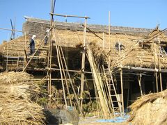 茅葺き屋根修復中の春風蔓里荘