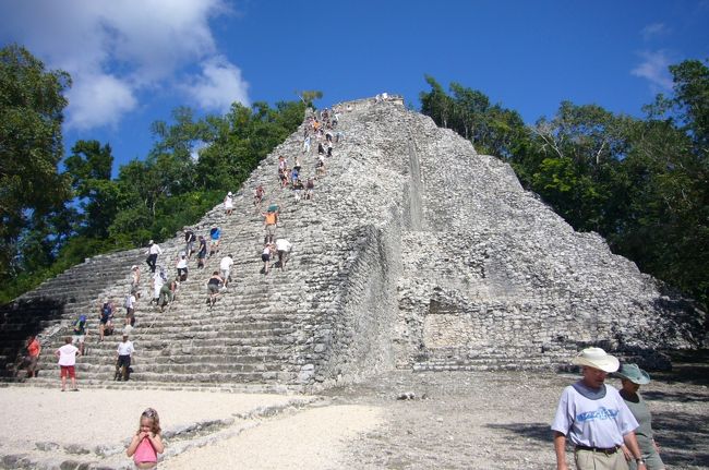 ピラミッドは、チェチェンイッツアよりも高いんですよ。<br />いまだに密林に囲まれているコバ遺跡の頂上に上ると、マヤ文明時代の風を感じることができました。