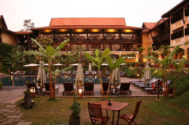 今回、利用したホテルはVictoria Angkor Hotel Resort and Spaです。<br />http://www.victoriahotels-asia.com/eng/hotel-in-cambodia/angkor-resort-spa/rooms-rates<br /><br />同じツアーでは、ル・メリディアンとソフィテルも選べたのですが、メリデイアンは海外出張時によく使うので、何となく出張の延長のような印象を引きずってバカンスというのも嫌だな、ということでパス。<br /><br />ということで最初はソフィテルで申し込んでいたのですが、色々調べていくうちに、<br />　・この３つの中で一番街に近い（遺跡からは遠い）<br />　・私が好きなアジアンテイストで、木をふんだんに使った部屋である<br />　・ここ４トラベルで、価格に対して評判が良いということが判明し、途中でチェンジしたのでした。<br /><br />２００８年１月<br />２日<br />　夕方　出発（最下段「☆付録」へ）<br />★利用したホテル　ビクトリア・アンコール・ホテル<br />　　　（館内とか、部屋とか、スパとか）<br />３日　<br />☆アンコール・トム<br />　（象に乗ったよ／バイヨン／京唄子ばりのクメールの微笑み／象のテラスとライ王のテラス）<br />☆アンコール・ワット<br />　・ついにキタッチャー<br />　・朝陽に映える（はずの）アンコール・ワット・・そう、ワタクシは雨女ということを覚えていらして？<br />　・プノン・バケンの丘にて、夕陽に映える（はずの）アンコール・ワット鑑賞ですか？<br />４日<br />☆東洋のモナリザとその他のアンコール遺跡群<br />　・バンテアイ スレイ　東洋のモナリザは遠かった　<br />　・タ・プロムは映画&quot;Two Brothers&quot;の舞台　<br />　・アンコール遺跡群わんこそば状態　　<br />５日　<br />☆ロリュオス遺跡群（ロレイ／プリア・コー／バコン）<br />　　　人気ないようですがこちらのほうが好み<br />☆シェムリアップの街並み<br />　　　（町歩き／バー・ストリート／オールド・マーケット／北朝鮮の喜び組に会えるお店）<br />☆シェムリアップの空港　<br />☆付録：出発の前にＴＤＲめぐりでもしようか　<br /><br />次は「ぱんちゃんと巡るアンコールトム」です。<br />http://4travel.jp/traveler/nemo-co/album/10210599/<br />
