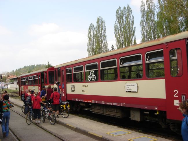 私は電車に乗り旅することが大好きです。特にヨーロッパは本当に好きでパス所持しながら旅をしてます。<br /><br />鉄道ジャーナリストの櫻井寛さんの本を読み、真似をして乗車しております。<br />ただ、私がデジカメを購入したのが２年前、それ以前は普通のフイルム写真で撮影していた為、すべてをお見せできませんが、昨年まで旅をしてデジカメで撮影した物のみ、今回から少しづつ電車及び駅をご紹介します。<br /><br />＿＿＿＿＿＿＿＿＿＿＿＿＿＿＿＿＿＿＿＿＿＿＿＿＿＿＿＿＿＿＿<br /><br />まず第一弾です。チェコのプラハから世界遺産チェスキークルムロフへ行く在来線です。<br />PRAHA Hlavni to Ceske Budejovice &amp; Cesky Krumlov<br /><br />普通ツアーの方はウイーンからバスで行くみたいです。個人の方はプラハからバスでチェスキーに行く方が多く、私みたいに電車で行く方は少ないみたいです。<br />実際に昨年のゴールデンウイーク4/30に私が乗車した電車に日本人誰一人乗車しておりませんでした。しかし、チェスキーに着くなりいきなり日本人が大勢入るのにビックリしました。<br /><br />　帰りはチェスキーからバスでプラハまで戻りましたが、日本人は私を含めて５人でした。<br />電車でプラハからチェスキーブージョビチェで乗り換えしてチェスキークルムロフまで約５時間くらい。バスで約４時間くらいは掛かります。<br />