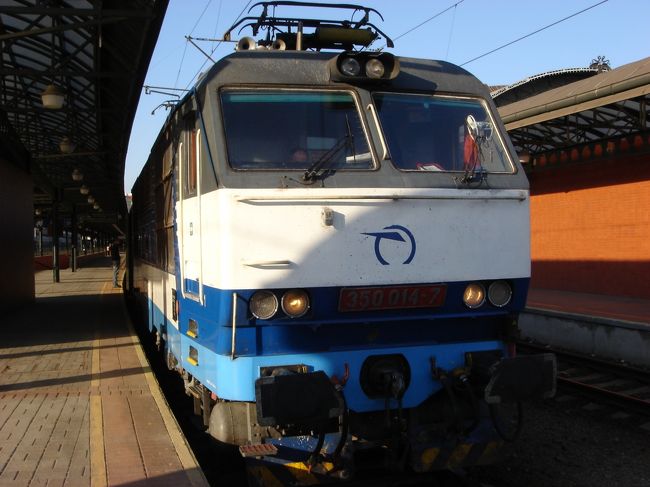 世界の鉄道の旅　ヨーロッパ編　(第2弾　ブタペスト編）<br /><br />プラハ中央駅(PRAHA Hlavni)を早朝立ち、ブタペスト東駅(BUDAPEST Kleleti Pu)まで移動してきます。<br />チェスキークルムロフ行きの電車に比べたら、やはり国際列車なので<br />違います。私は１等席のパスを所持しているので、２等車両は？？<br />座席は広くとても綺麗でした。