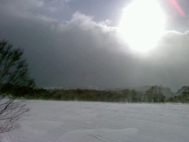 前職の先輩たちとかぐらスキー場へ行きました。ここ数年で一番いい雪だったと思います。ただフェイスマスクなどが必要なくらいものすごく寒かった・・；<br /><br />リフト券はコンビニで４５００円（１日券＋ドリンク券＋お食事券１０００円分）を購入。<br /><br />夜は温泉（名前は忘れた・・）に入って８時頃新潟出発。道はまったく混んでなかった。<br /><br />ぜひまた滑りに行きたいです！！