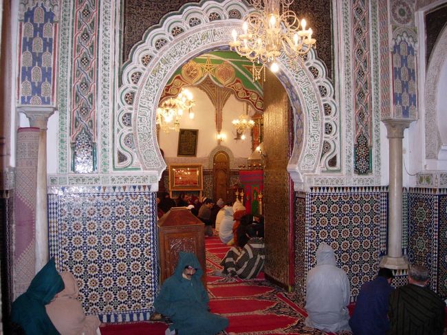 雨でも壮麗なカラウィン・モスクはお祈りの人でいっぱい