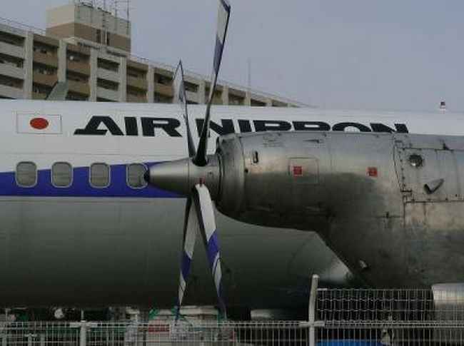 所沢は「日本の航空発祥の地」であることを知る人は少ない。<br />てっきり羽田かと思っていたけど、飛行機というのはもともと軍用目的で開発されたのでよく考えれば違いますね。<br /><br />ワシントンD.C.にあるスミソニアンの航空宇宙博物館。 http://www.nasm.si.edu/<br />その日本版が所沢にあります。ワシントンD.C.には2度も行きましたがスミソニアンには寄りませんでした。仕事漬けだった記憶しかありません。<br /><br />航空記念公園は所沢飛行場の跡地にできた広大な公園です。戦後の一時期米軍に接収されていましたが、返還されて公園となりました。<br />駅名は「航空公園」、公園の名称は「所沢航空記念公園」、そこにあるのが「所沢航空発祥記念館」です。<br />ということで日本版スミソニアンのご紹介です。<br />公式サイトはこちら http://tam-web.jsf.or.jp/cont/index.htm<br /><br />先週は鉄道だったので今週は飛行機。ということはこの次は船ですかね?(^^;
