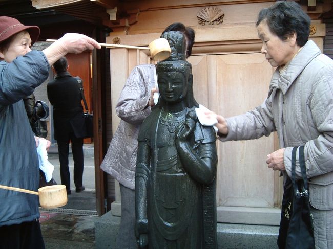 巣鴨に来ると地蔵通り商店街がいつも賑やかで年寄りの街としても有名です。物も安いしいつも賑わっています。商店街の中にとげぬき地蔵があります。お地蔵様を洗う人達が長い行列をつくり洗う順番を待っています。昔はたわしでお地蔵様を洗っていましたがお地蔵様が減るということで今はタオルで洗うようになっています。お地蔵様に来るとなぜか気持ちが落ち着くもので毎月4の付く日はお地蔵様のお祭りなっています。普段よりももっと混んでいます。
