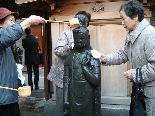 巣鴨に来ると地蔵通り商店街がいつも賑やかで年寄りの街としても有名です。物も安いしいつも賑わっています。商店街の中にとげぬき地蔵があります。お地蔵様を洗う人達が長い行列をつくり洗う順番を待っています。昔はたわしでお地蔵様を洗っていましたがお地蔵様が減るということで今はタオルで洗うようになっています。お地蔵様に来るとなぜか気持ちが落ち着くもので毎月４の付く日はお地蔵様のお祭りなっています。普段よりももっと混んでいます。