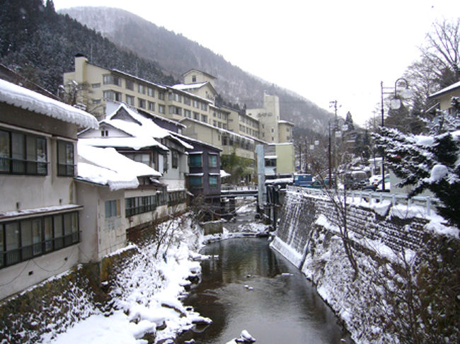 雪の中の鶯宿温泉、何もしないで２泊・・。<br />の予定がやっぱり退屈で、２日目は盛岡まで出かけ、<br />好きな民芸品の買い物をしたり、盛岡城跡の岩手公園を散策。<br />鶯宿温泉でも、雪が舞う中、歩き回って面白かった。<br />寒かったことは寒かったけど、温泉は広くてのんびり暖まって気持ちよかった！