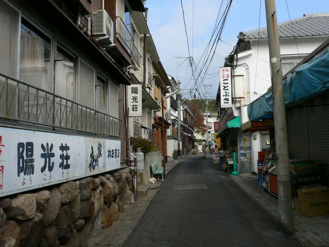 豊肥本線立野駅から三段スイッチバックでエンヤコラ〜外輪山を越え別府へ。<br />別府中毒の友人から別府の魅力をたっぷり聞きかじり、出かける前から別府に誘惑されておりました。<br />アドバイスをもらい決めた鉄輪（かんなわ）温泉でエコな自炊ライフを経験する。<br /><br />写真は鉄輪温泉の路地裏<br />