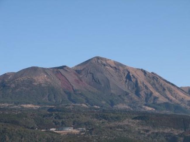 初めての鹿児島。レンタカーにて北は霧島、南は指宿まで2泊3日のドライブ旅。歴史を感じ、温泉でリラックスし、そして雄大な景色を堪能できた。最終日は霧島神宮、宮崎県との県境にある高千穂牧場、泥パック温泉など回って帰途に着いた。