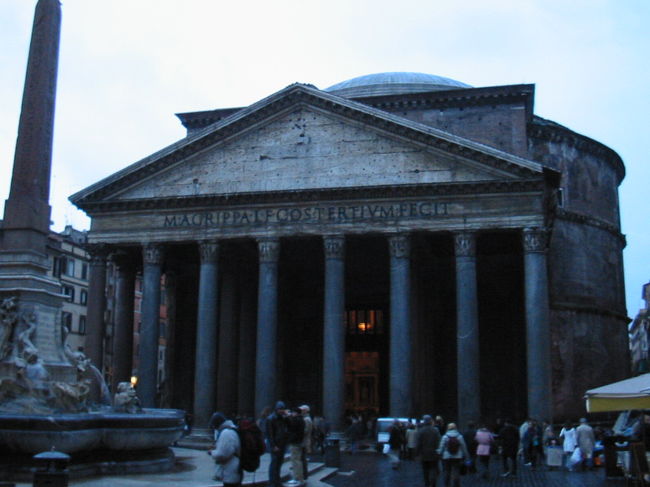 ２日目続き　ティボリからバスに乗ってローマに戻ってきました。３日目続き　サンピエトロ寺院から出て散策です。