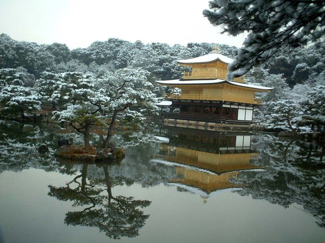 朝起きると　うっすら屋根に雪が積もっていたので<br /><br />金閣寺〜今宮神社〜上賀茂神社巡ってきました
