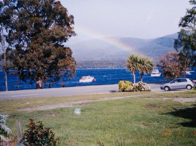 テアナウ Te Anau(人口1800人)<br />南島最大の湖Te Anau湖畔の美しい町。前回は11泊したら案内所の人たちに、いったい何をするの?ときかれた。この小さな町は散歩以外なにもしないで過ごすにふさわしい町です。<br />さらに付け加えれば、自分の旅を、反自然的な傾向があるサイト(名所)シーイングから、住民の生活を見て経験するライフシーイングに、変化させるのに最適な町の一つです。自然派にはあまり観光開発されていないので美しい風土の中で何もせずに滞在できます。街歩き派には向かないと思います。<br />時期は春の花が咲く10月か、紅葉の4月がおすすめ。11月中旬から3月中旬には滞在客が人口の3倍以上、7000人にもなるので好きではない。<br />情報はwww.atoz-nz.com / teanauが詳しい。<br />ミルフォードサウンドやダウトフルサウンド観光の基地で、欧米人のフィヨールド観光はこの町に泊まるが、日本のツアーは、もったいないことにクイーンスタウンに泊まって朝4時頃に起きてバスで日帰りをする。<br /><br />町からのバス交通は、最近廃業や創業が激しいので自分で確認するしかないが、2010年10月現在では Inter City Coachや、Atomic Shuttleなどの大手のほか、テアナウが本拠の新興のTracknet(www.tracknet.net)がクイーンスタウン経由で西海岸の北部まで運行しています。<br />Topline (www.toplinetours. co.nz)や、Spitfire Shuttleは2010年10月現在、営業しているかどうか確認できませんでした。Manapouri経由でInvercargillまで運行していたScenic Shuttle は廃業しました。<br />そのほかCatch-a-Busがダニーデンまで運行しているはず。<br />バス便は商店街の中程にあるTe Anau Travel & Information Centre (teanau.travel@xtra.co.nz)で予約して切符を買う。<br />今回はゴアを定刻の15分前に発車したバスで18時半ころ到着した。<br /><br />見どころ・歩きどころ<br />町は商店街が小さくまとまっていて、その周りに多くの宿泊施設がある。大きな Fresh Choiceスーパーは商店街のはずれで、町中には中堅の4-Squareスーパーがある。<br />買い物は二軒あるアウトドアの店が楽しい。湖畔の角にある店で買った登山靴用の靴下は安くて丈夫で、日本で数年も履いていた。<br /><br />町外れの湖畔に自然保護局DOCのVisitor Centre(www.fiordland.org.nz : fiordland@i-SITE.org)と併設博物館がある。ここではミルフォードサウンドの5万分の1地形図やケプラートラックの地図などを買える。<br />湖畔の散策はDOC近くの野鳥園(Wildlife Centre)で珍鳥タカヘなどを見たり、その後ろのIvon William Parkの丘で町を遠望したりできる。健脚ならばボートで対岸に送ってもらって、ブナの森のなかの湖畔歩道を町まで約3時間歩くのもすばらしい。<br /><br />街中ではとくに見るところもないが、広大な芝生の公園がある。<br />たくさんのカモメを従えてきた自転車のオジサンが、ニコニコして自転車を止めた。「カモメはこれを知っているんだよ」といってハンバーグやサンドウィッチでいっぱいのレジ袋を見せてくれた。すこしずつちぎって芝生に投げるとカモメが数羽ずつむらがって奪い合っていた。<br /><br />この町は世界のウオーキング・キャピタルとも言われて、先住民族のマオリが貴石としたニュージーランドヒスイを西海岸から運んで交易した道が、今でも数日かけて歩く自然歩道となっている。<br />Milford Track、Routburn Track、Hallyford Track、Kepler Trackなど数日泊まりの有名な自然歩道が多い。<br />これらの自然歩道の入り口だけを歩くキーサミット、レイクマリアン、ミルフォードトラックなどの1日ツアーもある。<br /><br />これらの自然歩道は、自然保護局(DOC:www.doc.govt.nz)が管理しており、日帰り以外は 立ち入り許可、宿泊施設(Hut)の利用許可を得て出発する。DOCでは地形図も買える。なお指定された場所以外ではテントも許可されないので注意。<br /><br />DOCの近くのHolyday Parkの中に上智大学OBの平野洋一さん経営のトレッキング会社(コロミコ・トレック)があったが、2010年10月に訪れたら事務所はなくなっていた。ガイド免許を持った日本人ガイドがついて、送迎、ガイド、昼食、コーヒーつきで、靴などの装備も安い値段で借りられて有難かったが残念。現在は日本で www.koromikotrek.com/としてニュージランドツアーと国内エコツアーをやっている。<br />ほかの日帰りツアーはwww.milfordtourswalk.co.nzがメニュー豊富。<br /><br />遊覧飛行はwww.airfiprdland.com。ヘリコプターはwww.southernlakeshelicopters. co. nzがある。<br /><br />食べるには商店街北端の近くに中華レストランが2軒あるほか、町中にはムースなどガイドブックに載るような店がいくつもある。<br />どれも感激するようなレベルとは思わなかった。<br /><br />宿<br />11月中旬から3月中旬は人口が3倍以上になるといわれており、宿は満室のことが多いので、この時期には予約が必須。小さい町なのでほとんどの宿泊施設はスーパーまで徒歩の範囲で、湖にも近い。<br />ホテルはwww.holiday-inn.com 、www.fiordlandhotels.co.nzなど。<br />モーテルは Campbell Autolodgeに2回で14泊したが、経営者が変わって名前が Fiorldland Lakeviewになった。<br />良い景色の中を散策するには湖に面した宿がおすすめで、東から西へ Red Tussogk, Kings Gate, Lakeside, Lakeview(Campbell), Lakefront Backpacker, Edgewater, Radford, Lakefront Motelと並んでいる。後の二つは4っ星。<br />ほかにもwww.alpineviewmotel. co.nzや、www.bellavistamotel.co.nzチェーンなど多数。<br /><br />また、二つののオートキャンプ場(ホリデイパーク)が町に近い所にあり、安いキャビンもあり、モーテルも併設している。<br />B&B は日本人の www.keikos.co.nz がある。ほかにwww.cosykiwi.comが町に近い。