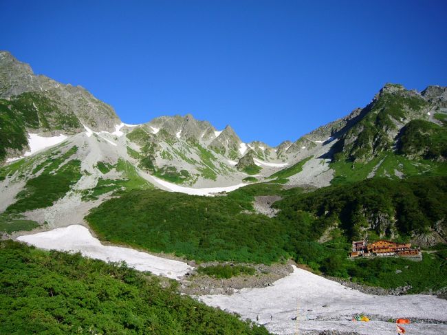 お盆休みを利用して、上高地から穂高を目指して初めての本格登山にチャレンジ！<br /><br />しかし、、、今回は涸沢までの登山となり、山頂は次回にお預け。<br /><br />初めての山小屋体験もでき、夏の山は本当にスバラシかった！！