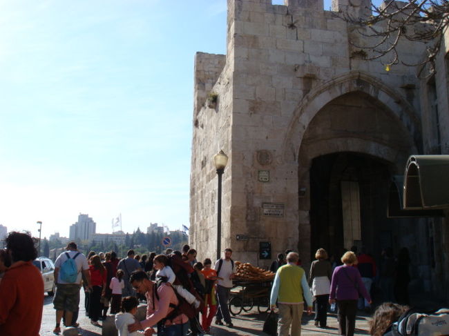 さて、次は、要塞のように城壁が四方を囲まれた、エルサレム旧市街に突入だ。<br /><br />この城壁は1537〜41年までこの地を支配していたオスマン朝のスライマーン1世により再建されたものだ。城壁の長さは4キロ、ほぼ正方形に近い形で、高さは、平均10メートルくらいだ。厚さは5メートル。。８つの門がある。現在では、黄金門以外は常時オープンしている。<br /><br />黄金門（ゴールデン・ゲート）　左写真中央<br />ケロデン谷に面していて、背後には、岩のドームがある。<br /><br />糞門（ダン・ゲート）<br />嘆きの壁に一番近い門、街の汚物がここから捨てられたのでこの名前がついた。<br />くさそうな門だ。<br /><br />シオン門（シオン・ゲート）<br />シオンの丘に近いのでこの名前がついた。アラブ人は預言者ダビデの墓に近いのでダビデ門とよんでいる。この門を城内に入るとユダヤ人地区がある。独特な町並みだ。<br /><br />ヤッフォの門（ヤッフォ・ゲート）<br />地中海沿岸にあるヤッフォから続く門。数千年前、港から陸揚げされた荷物はここから運び込まれたのでこの名前がついた。<br /><br />新門（ニュー・ゲート）<br />1889年に造られた、８つの門で一番新しく、一番高い場所にある。1948年〜1967年まではこのもんの外側にヨルダンとの国境が引かれていた。<br /><br />ダマスカス門（ダマスカス・ゲート）<br />城壁の北側にあり最も美しい門といわれる。シリアのダマスカスに通じていることからつけられた名前。<br /><br />ステパノ門（セント・ステファンズ・ゲート）<br />使途行伝7章に記されている、聖ステパノの殉教がこの付近であったのでつけられた名前だ。<br /><br />ヘロデ門（ヘロズ・ゲート）<br />ピラトとともに、キリストを愚弄してガリラヤ領主ヘロデの邸宅が近くにあったたためこの名がつけられた。<br /><br />城壁の説明はこれくらいにしよう。。<br /><br />シオン・ゲートから城壁内に侵入した。<br /><br />途中、ちょいと腹がへったので、カアッハと呼ばれる、ゴマ付きの歯ごたえのあるパンを購入した。解毒作用のある、ザータールというスパイスもつけてくれるが、これをまぶして食べるとうまい！<br /><br />シオン・ゲートの付近は、ユダヤ人地区でゲットーではないが、独特の雰囲気がある。<br /><br />世界最古の地図（マダバ地図）にも記載されている繁華街カルド（カルドの列柱）　第3次中東戦争後、発掘された。<br /><br />続く！！！<br /><br />写真付き詳細⇒<br />http://amet.livedoor.biz/archives/50441603.html