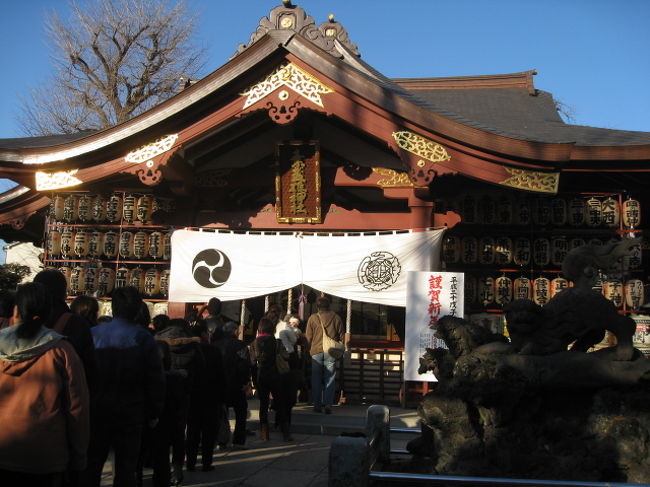 由緒あるスサノオ神社は、荒川区で一番広い氏子の区域を持っている神社です。お祭りとなると、びっくりするほどの賑わいで、ここも昔は江戸の端っこだったっけと、思い出されます。<br />平安時代からあるようです。その頃の江戸なんて、本当の荒地だったんじゃないでしょうか。<br /><br />http://www.susanoo.or.jp/