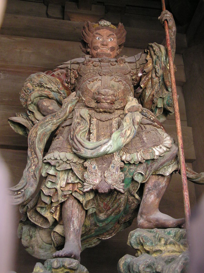 仁王門は、文政13年(1830)建立の国指定重要文化財。<br /><br />仁王門には左右に、「密迹金剛（みっしゃくこんごう）」と「那羅延金剛（ならえんこんごう）の尊像」が奉安されています。<br />また仁王門裏側には「広目天」「多聞天」が奉安されています。<br />つまり４体ということです。伽藍守護の役目をしているそうです。<br />写真は「広目天」です。左側に口を閉じた吽形の蜜迹金剛（みしゃくこんごう）。<img src=