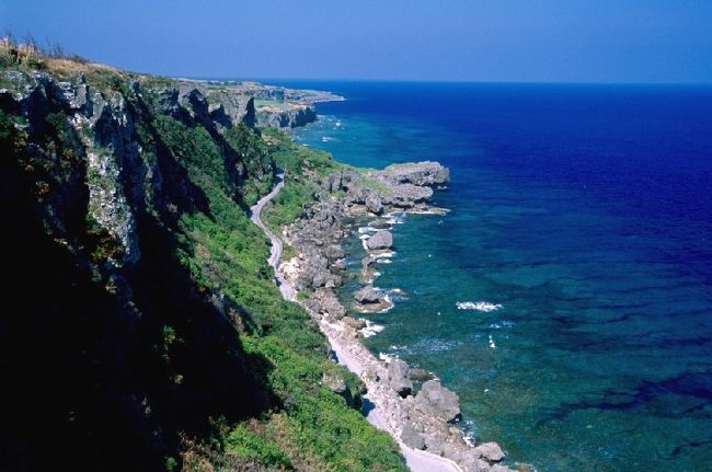 沖縄北部の離島「伊江島」と「水納島（みんなしま）」<br />伊江島の象徴『城山（タッチュー）』に上ると３６０°の<br />絶景が見れます。逆に島のどこからでもタッチューが・・<br /><br />水納島は、本当に小さな島で”Ω”カタチの島<br />白い浜とエメラルドグリーンの海に青い空がすばらしい！<br />白い浜はサンゴだらけで、波が来るとシャラシャラと・・<br />気持ちイイ音を奏でます。<br /><br /> 