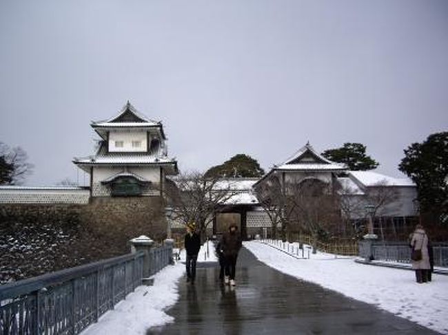 朝金沢に着き、兼六園と成巽閣を満喫した私は、続いて石川城公園へ。日本の城見学は、久々だな〜。