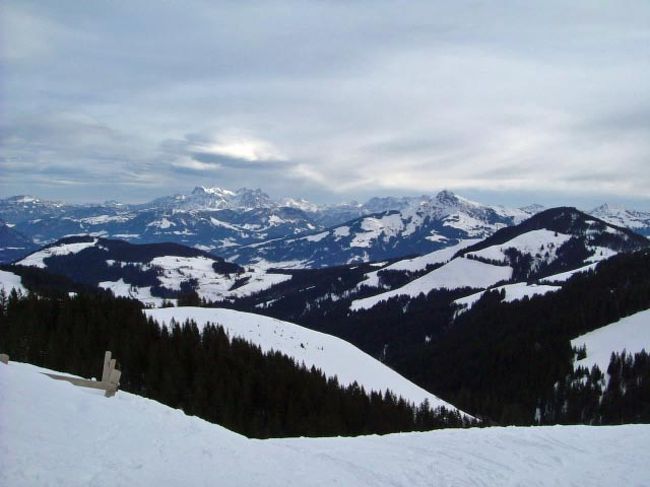 オーストリアのチロル、ブリクセン(Brixen im Thale)のスキー場です。<br />ミュンヘンから車で１時間ちょいのところにあるスキー場です。<br />標高は1600m程度とそれほど高くはありませんが、総距離数250km、リフト数94(ゴンドラ７、ロープウェイ1、ケーブルカー1、リフト32、Tバーリフト53)の巨大スキー場です。<br /><br />地図<br />http://maps.google.com/maps/ms?ie=UTF8&amp;hl=ja&amp;msa=0&amp;msid=105056467009889122333.000445cad6abe16c03069&amp;ll=47.44964,12.243512&amp;spn=0.042719,0.079823&amp;z=14&amp;om=0