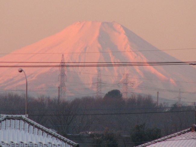 ２月４日の早朝は、昨日のまともに降った雪の日から一転して快晴に見舞われ、富士山の最高のモルゲンロートが見られた。<br />時間は６時５０分であった。この後、午前７時２０分にも撮影した。<br /><br /><br /><br />＊写真は午前６時５０分に撮影した富士山