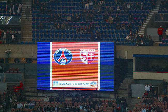 フランスサッカーは、松井くんがいるうちに見に行きたいなとは思っていたけれど、なかなか機会がなかった。そんなとき、パリ滞在中にリーグ戦があると知り、行ってみた。PSGのサポーターさんたちは、パリジャンの印象を変える熱い熱いひとたちだった！