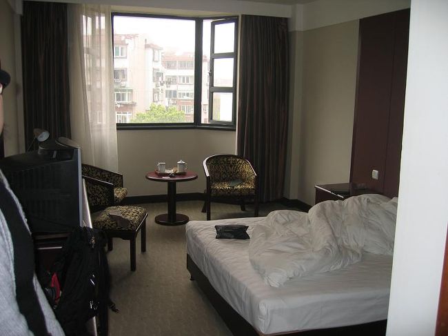 上海で泊まったゲストハウスの名前がわかりました。<br />ゲストハウスとは何かいまだわかりませんが。<br />ま、僕的にはホテルと変わんなかったです。<br />ただ、大学の敷地内にありました。<br />大学に来たゲストが泊まるんでしょうかね。<br /><br />安くてきれいでよかったですよ。<br />一泊3000円くらいです。<br />インターネットも無線で無料でできました。<br />僕は、泊まるならホテルよりゲストハウスをお勧めしますね。