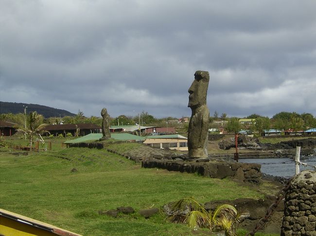 ラパヌイタヒチの旅３　ラパヌイへ<br />いよいよタヒチからイースター島へ<br />Easter Island イースター島と言うのは英名で<br />正式にはIsla de Pascua パスクア島です。<br />現地の人たちの言葉ではラパヌイと呼ばれています。<br />ラパは陸地を意味し、ヌイは大きいみたいな意味です。<br />一番近く周囲から完全に孤立した絶海の孤島なので<br />この島が大きな陸地になったのかな〜などと勝手に想像しました。<br />