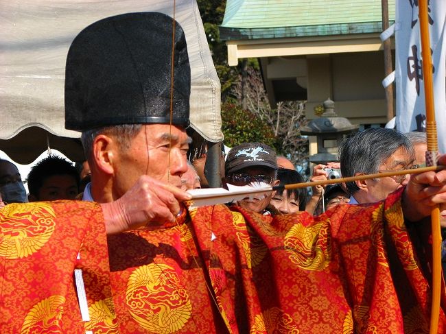 当社には二月七日（元は旧正月七日）に<br />白酒祭りと云うのが挙行される。<br />この白酒は昔から荒川の水を用いて仕込み、<br />参詣者にはこれを接待する。<br />この白酒祭りは、<br />紀州熊野神社外一二ｹ所で行われる丈けの奇らしい風習である。<br />又　古来当日は午前十時に総代数名が弓を射る式が行われろ。<br />弓には梅の木を用ひ、的には一間四方くらいの<br />紙に鬼と云う一字を書く。<br />射た矢は村の者が籤を引き、<br />当たった者が一本持ち帰へり、<br />家に納めると云うことである。<br /><br />岩渕町郷土史、、「白酒祭り」より原文。<br /><br /><br />北区ＨＰ<br />http://www.city.kita.tokyo.jp/misc/kanko/data/c/map.html<br />住所は中の８番をご覧下さい