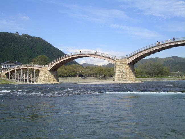 山陰・山陽をぐるりと回ってみました。本日は6日目。下関から始まり、秋吉台〜岩国〜宮島〜広島と移動し、自然の美と巧の美(錦帯橋&厳島神社)を見た一日でした。