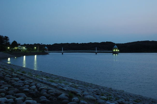 　夏休み帰省。子供の頃から良く遊びに行っていた多摩湖、狭山湖へ。多摩湖は昔から乗り入れる車のマナーが問題視されていた。そのせいかこのとき車を駐車する場所が全く無くなっていた。結局車を留める事が出来た狭山湖の堤防へ。なんとか夕日の時間に間に合った。<br /><br />　あまりいい写真はありませんが故郷の景色をＵＰしました。<br /><br />山口貯水池（狭山湖）<br />所在地 埼玉県所沢市勝楽寺25番地2 <br />竣工 1934年3月 <br />ダム頂標高 A.P122.820m <br />ダムの頂幅 7.90m <br />ダムの敷幅 184.55m <br />ダムの高さ 34.98m <br />ダム頂長さ 690.91m <br />満水位 20.00m <br />有効貯水量 19,528,000ｍ3 <br />出水期制限水位 19.35m <br />出水期制限貯水量 18,309,000ｍ3 <br />最大取水量 31.8ｍ3/s <br />流域面積 7.180km2 <br /><br />日本のダム湖百選に選ばれている。<br />